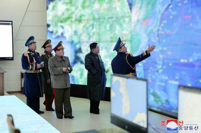 「作戦指揮所と作戦方案研究室」を訪問した金正恩総書記背景に朝鮮半島と太平洋西部の“画像”(朝鮮中央通信・11月30日)