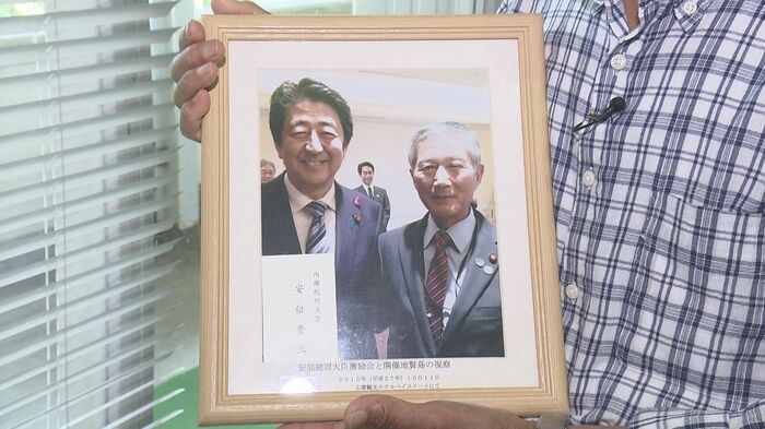 伊勢志摩サミット開催時、地元の自治会長だった山埼さん(右)。視察に訪れた安倍首相と撮影