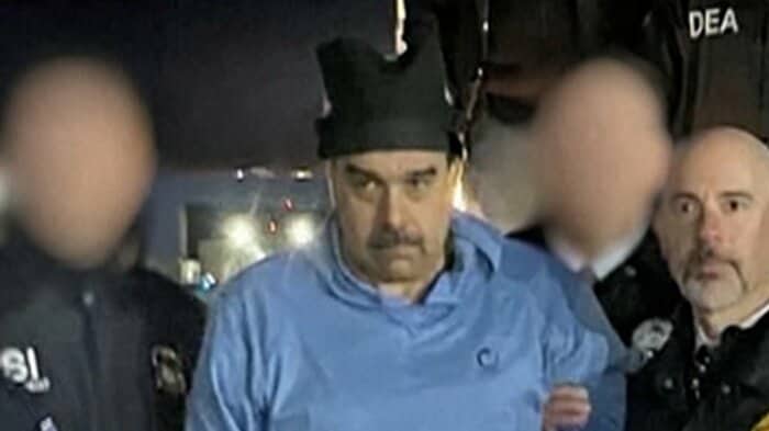 拘束後に移送されるマドゥロ大統領