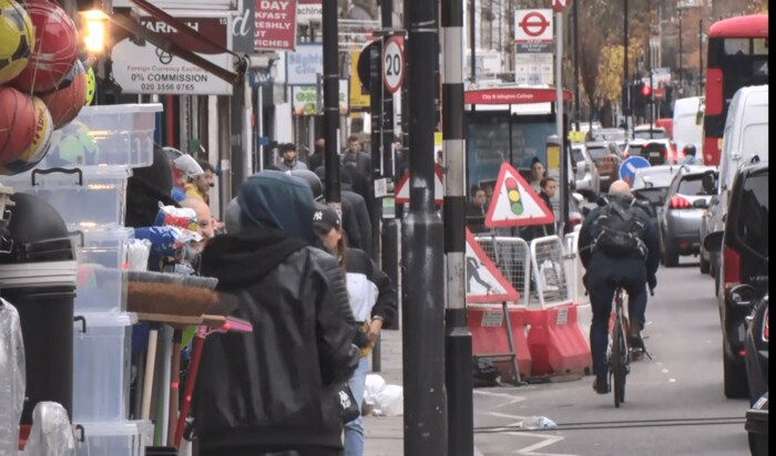 住宅街は食品の買い出しなどで人出も多い ロンドン北部フィンズベリー・パーク 11月11日撮影