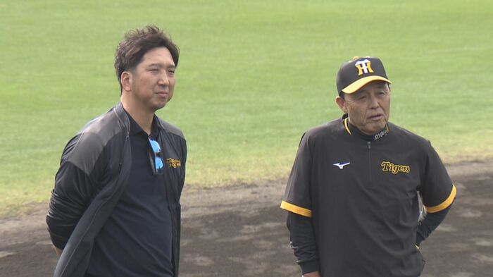 藤川球児新監督(左)と岡田彰布前監督(右)