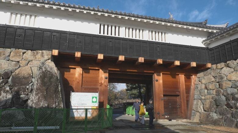 松本城太鼓門の内部を7年ぶり公開 初日から城郭ファンでにぎわう 補強箇所は目立たぬよう施工 「昭和の大修理」の写真展も|FNNプライムオンライン