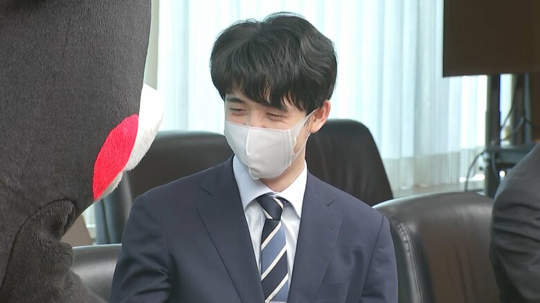 藤井七冠「くまモンに会えて感激」将棋のJTプロ公式戦で熊本初対局　菅井八段を118手で破り準決勝へ｜FNNプライムオンライン