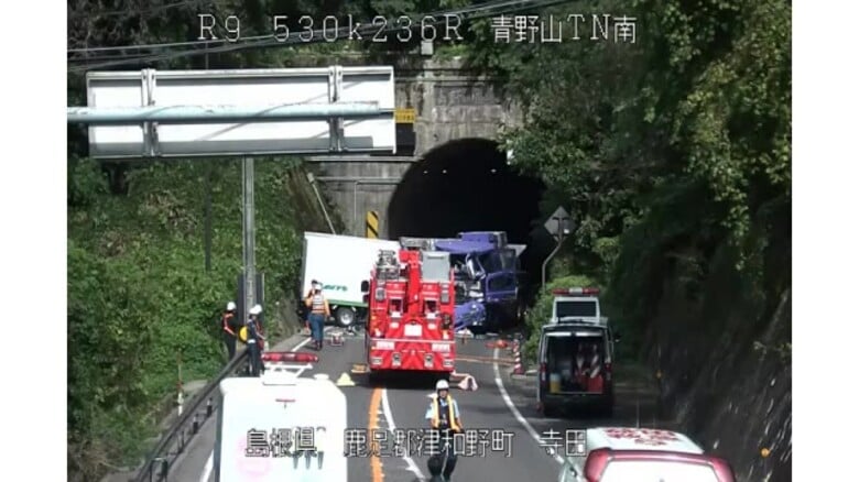 【速報】国道9号線全面通行止め　貨物車同士の正面衝突事故　運転手1人が意識不明ドクターヘリで搬送｜FNNプライムオンライン