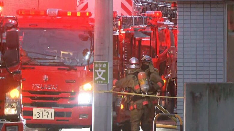 住人の女子中学生と連絡取れず…5人が住む住宅が火災で全焼し4人搬送　東京・足立区｜FNNプライムオンライン
