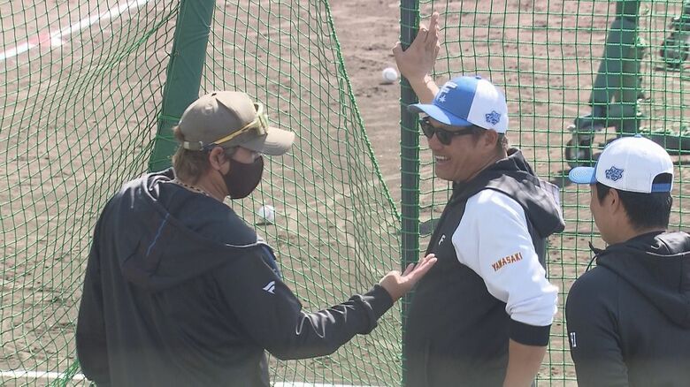 【ファイターズ】”お世辞抜きにして若手選手のポテンシャル高い”元中日の大砲 山崎武司臨時コーチが選手たちを熱血指導｜FNNプライムオンライン