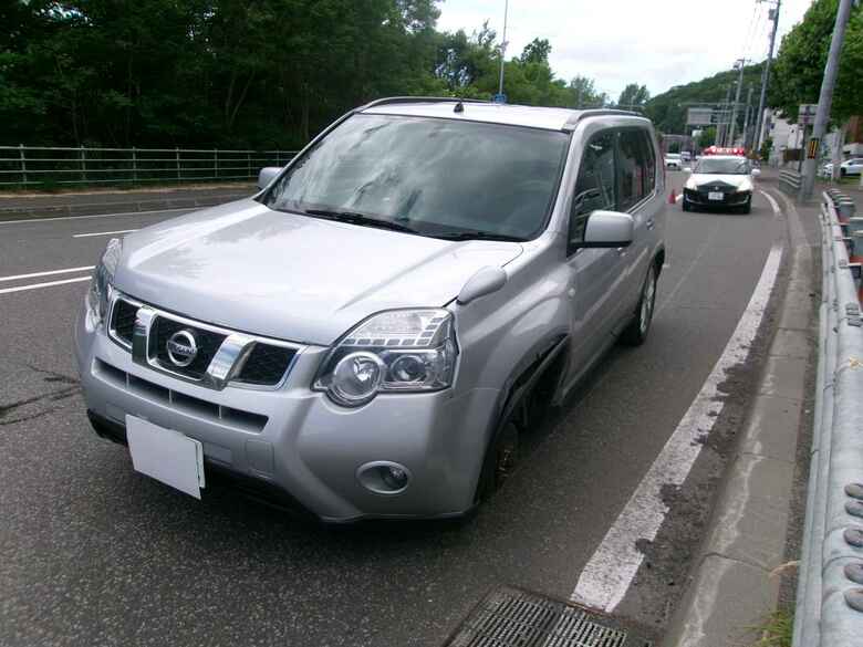 下り坂を走行中の車から“左前タイヤ”が突然外れる→約30ｍ先の車にタイヤ激突→さらに転がり約70ｍ先の歩道まで…運転手「（走行中に）異常はなかった」〈札幌市〉｜FNNプライムオンライン