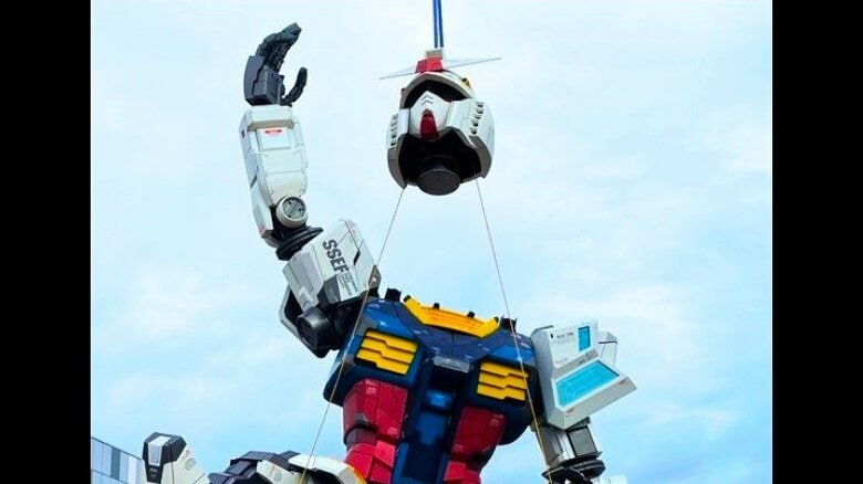 万博『ガンダム』　“頭”と“胴体”ドッキング　横浜の動くガンダム再活用だが万博では『動かず』 　世界初のポージング　宇宙で生活する世界観を表現｜FNNプライムオンライン