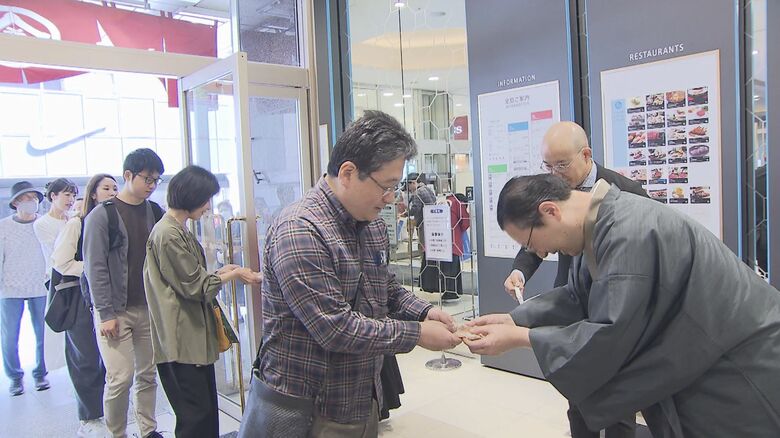 松坂屋名古屋店が現在の場所に移転し100周年 記念セレモニー開かれ買い物客にオリジナルの“千なり”プレゼント｜FNNプライムオンライン