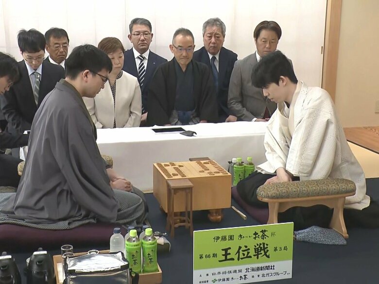 藤井七冠が開幕から2連勝中…王位戦七番勝負の第3局 挑戦者・永瀬九段の先手で始まる 30日夜に決着の見込み｜FNNプライムオンライン