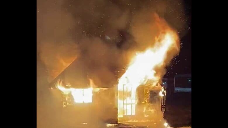 【続報】バス停の待合小屋が全焼する不審火―中国籍の会社員の32歳男を放火の疑いで逮捕…付近ではホテルのリネン室や立ち木が焼ける不審火相次ぐ〈警察は男の関与を捜査〉北海道留寿都村｜FNNプライムオンライン