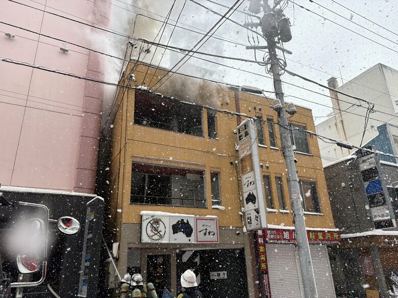 立ち上る激しい煙_繁華街「さんろく街」で雑居ビルから出火_ビル内部をほぼ全焼か？周囲は一時騒然（北海道 旭川市）｜FNNプライムオンライン