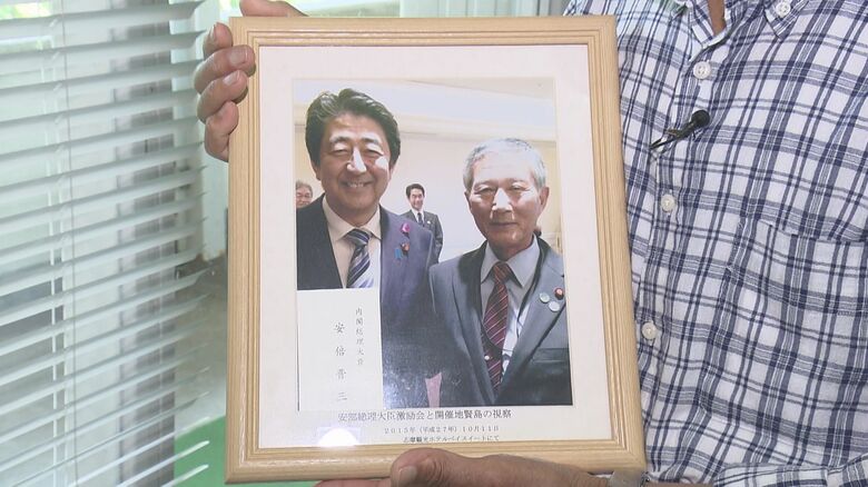 伊勢志摩サミット開催時、地元の自治会長だった山埼さん(右)。視察に訪れた安倍首相と撮影