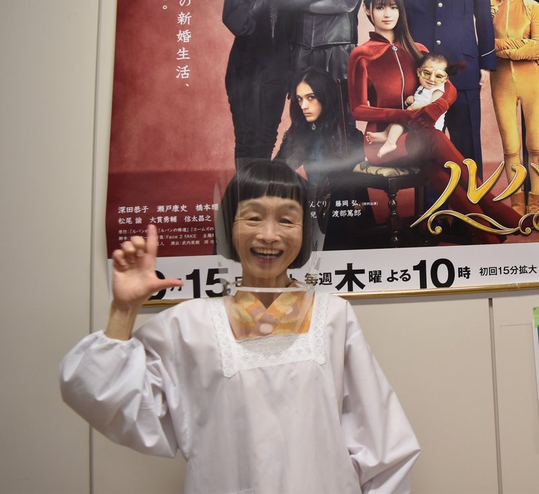 役者は本番以外は、フェイスガードやマスクをつけて演技をする