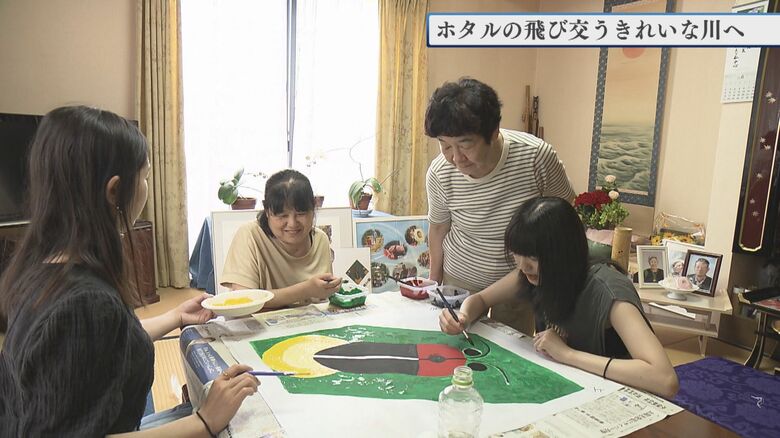 家族で集まって印灯篭にホタルを描いた