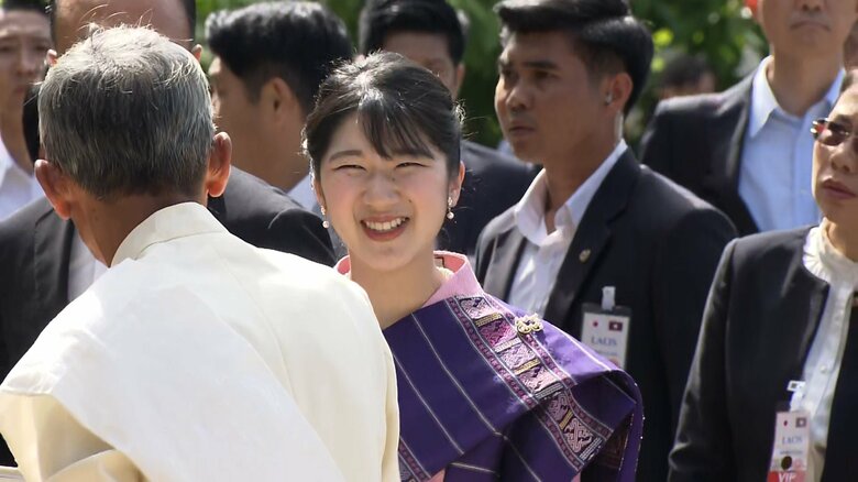 ピンクの民族衣装姿で寺院を訪問された　20日