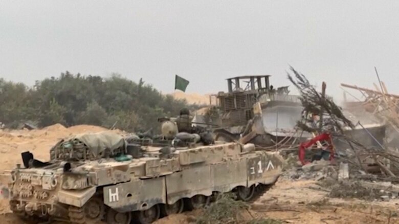 イスラエル軍工兵部隊のプーマ工兵装甲車（手前）とD9R装甲ブルドーザー（奥）