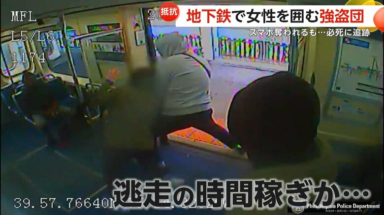 他の男たちが逃走するための時間稼ぎとみられる体でブロックする大柄な男