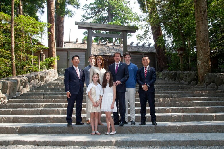 家族5人で伊勢神宮を訪れた際の写真（2019年6月撮影・在日米国大使館ツイッターより）