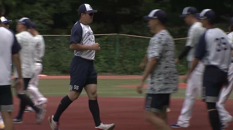 オールスター開催期間中、チーム練習に参加する村上宗隆（中央：左）