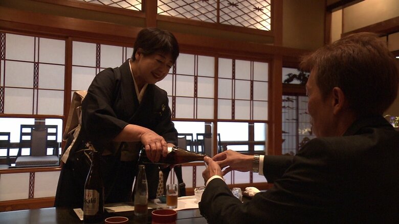 最後まで笑顔で客をもてなす女将