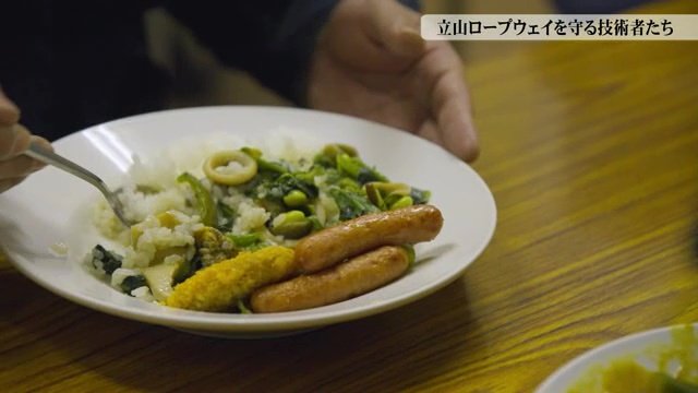 みんなで食事を囲む