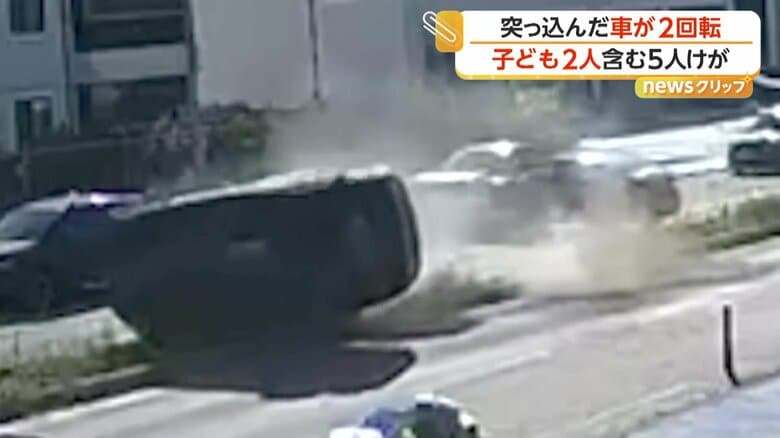 駐車列の中から動き出した車に走ってきた別の車が衝突する瞬間（トルコ・テキルダー）（3）