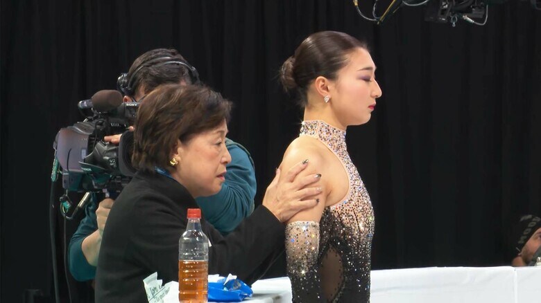 フリー前には恒例の中野園子コーチからエールをもらった坂本（2024年世界選手権）