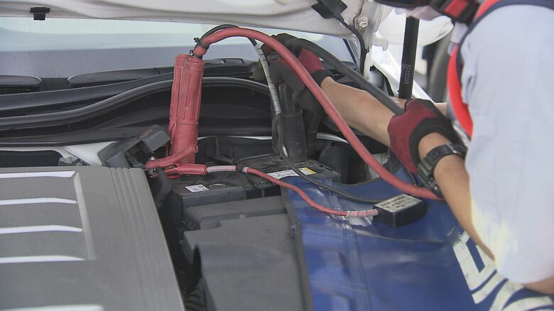 ジャンプスターターでバッテリーに電気を供給