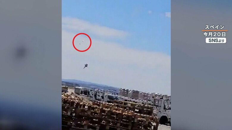 墜落直前にパラシュートで脱出するパイロット（画像赤丸）