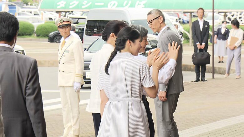 那須塩原駅に到着した天皇ご一家
