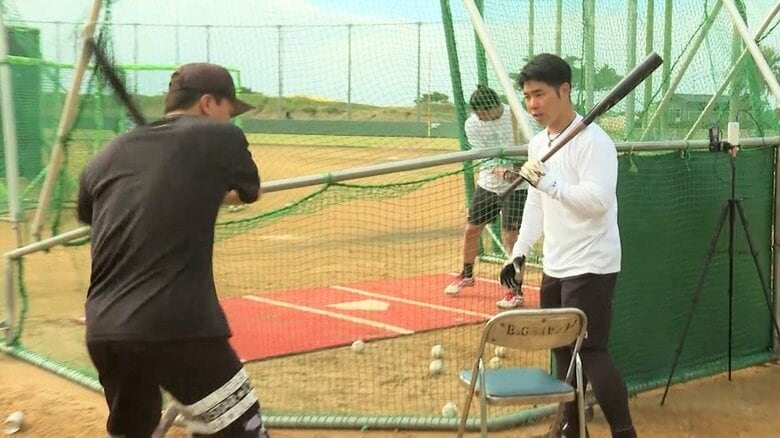 ソフトバンク・近藤健介（右）と西川
