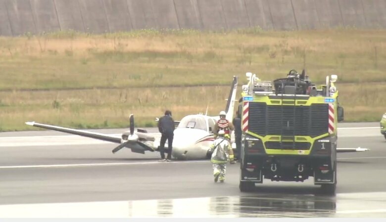 5月には小型飛行機が胴体着陸