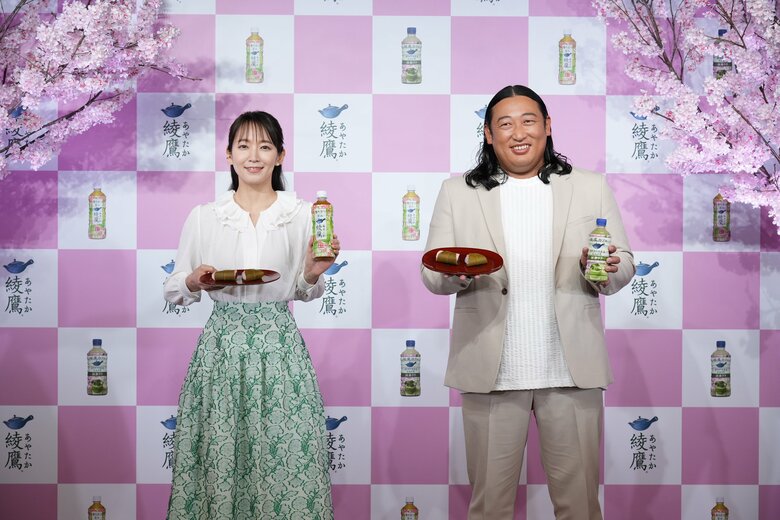 日本コカ・コーラ「綾鷹 桜デザインボトル」発売記念PRイベント