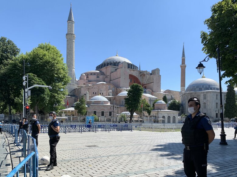 モスク移行準備のため入場禁止に（11日）