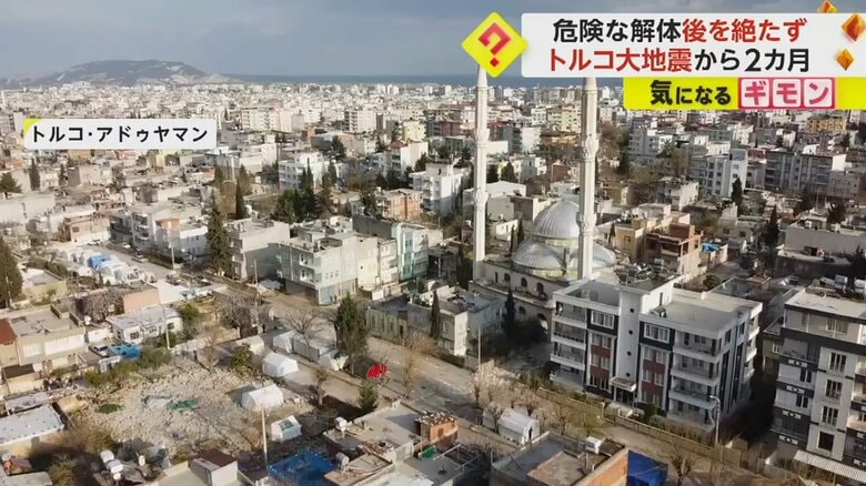 街中に立つ2本の塔