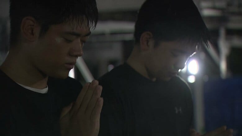 平和公園は夜明け前から手を合わせる人の姿が