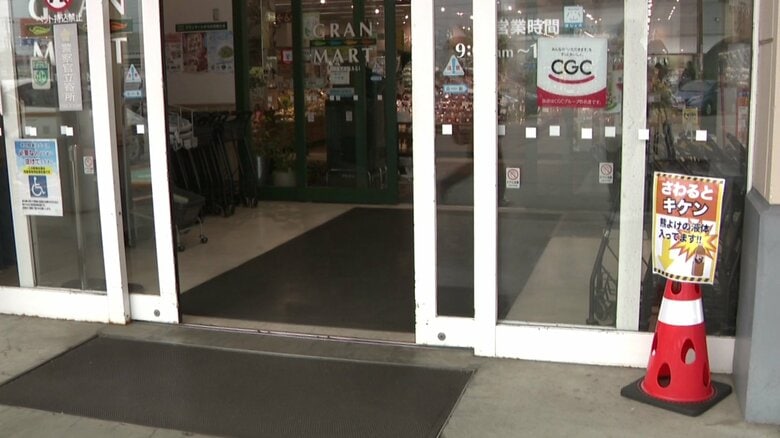 スーパーの出入り口に設置されている忌避剤（右）