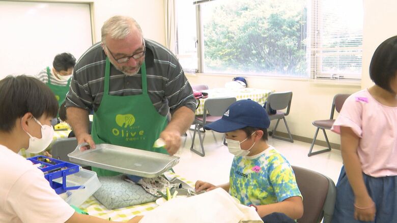 給仕するダビデさん