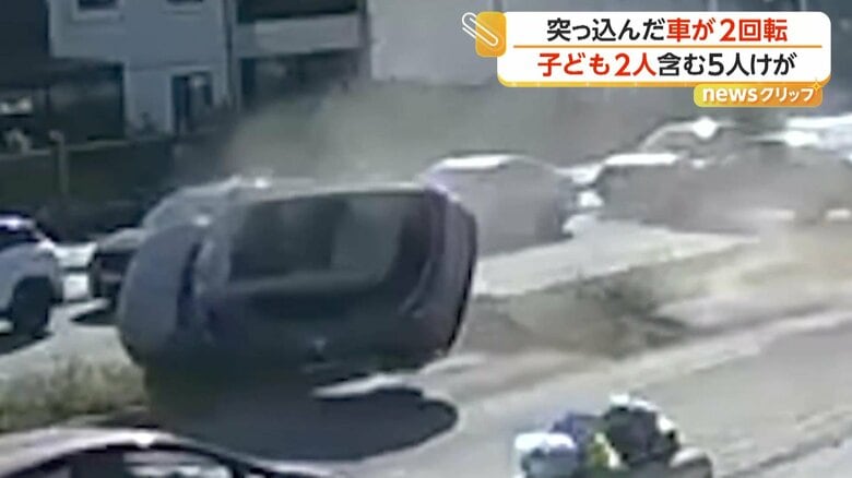 駐車列の中から動き出した車に走ってきた別の車が衝突する瞬間（トルコ・テキルダー）（4）