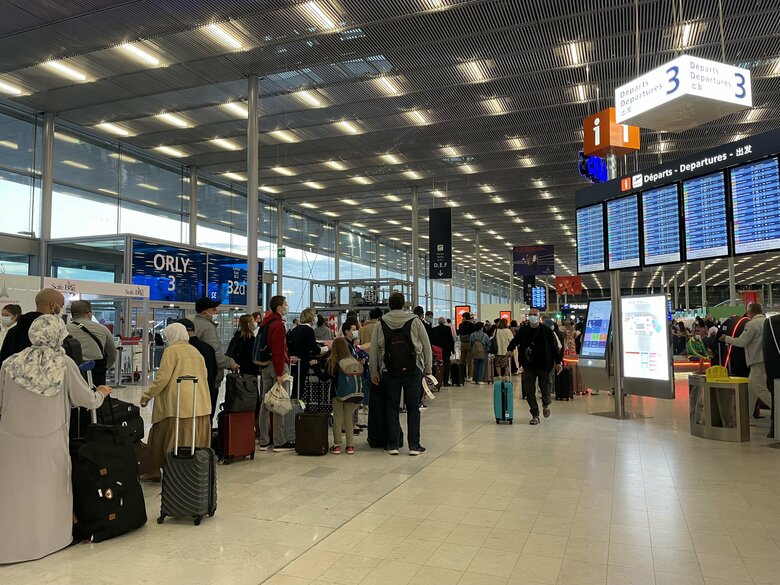 7月上旬、パリ・オルリー空港は朝6時から利用客で溢れていた