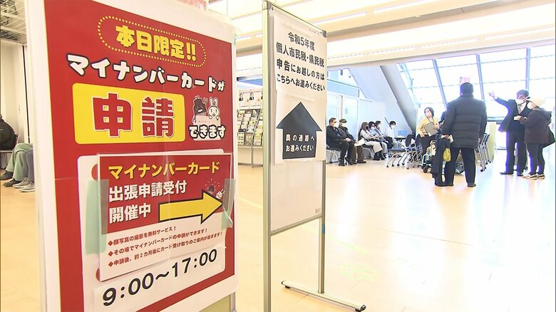 窓口も混雑していた。今日窓口に来た人については、今日の申請として受付けるという 