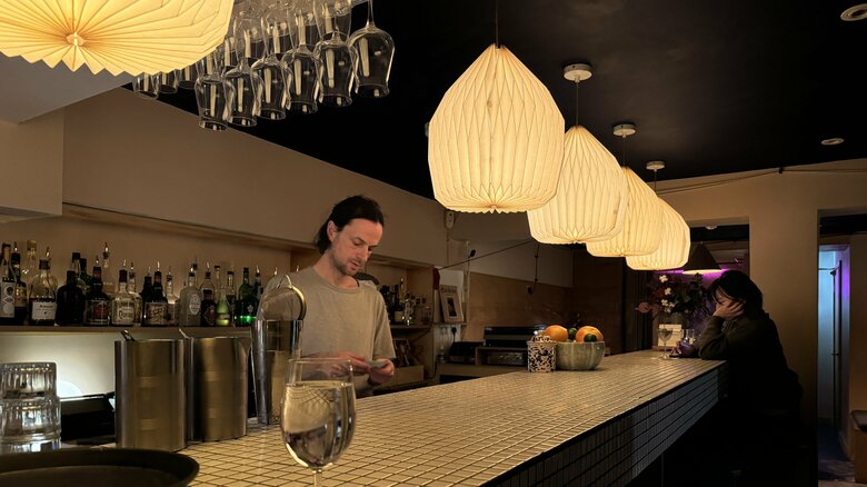 『Behind This Wall』のバーカウンター。ハリス氏が音楽を選曲し、カクテルも作る。