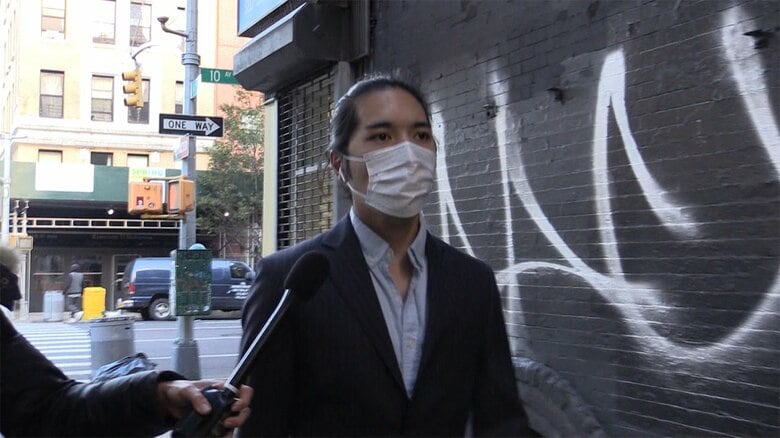 小室圭さんは、耳にイヤホン、髪の毛は後ろに束ねていた。眞子さんの姿はなかった。