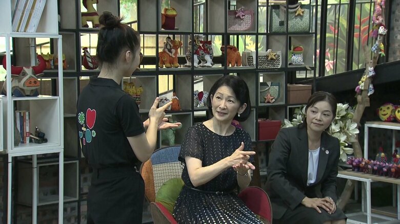 日本語とベトナム語の手話を教え合う場面も