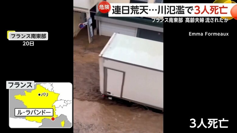 川の氾濫で泥水の中を進むトラック（20日、フランス南東部）