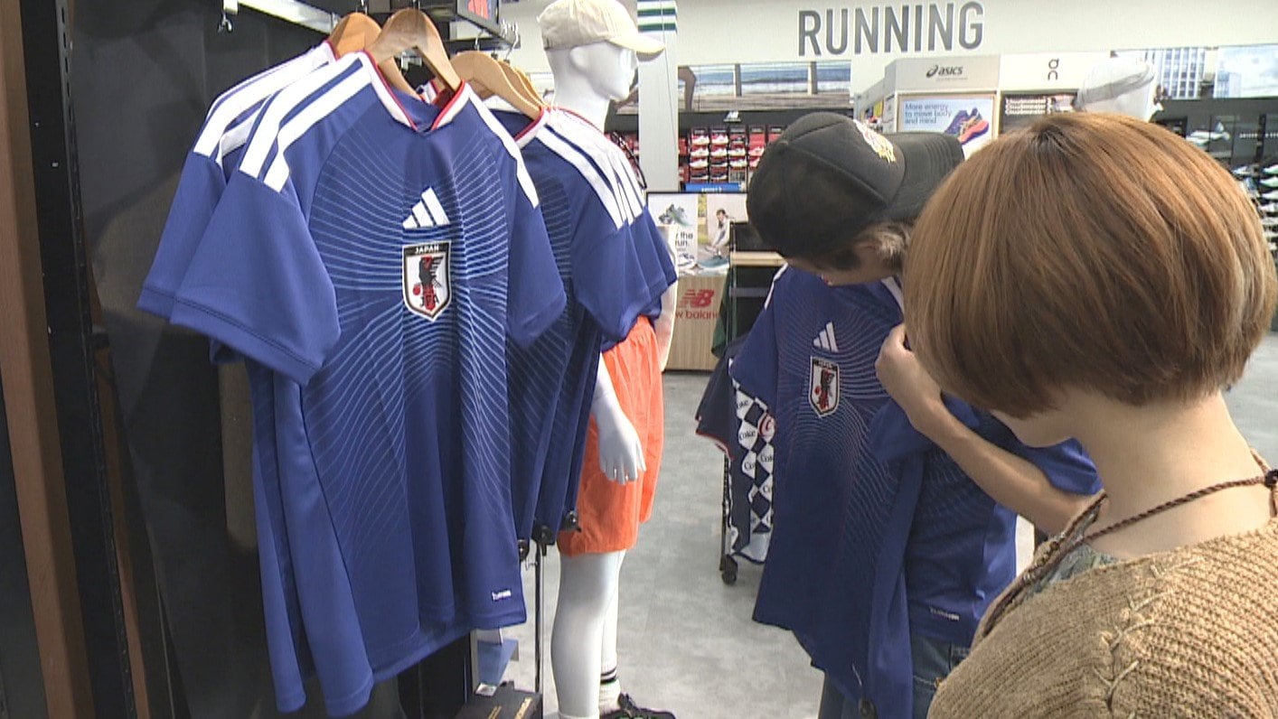 W杯日本代表ユニフォームは飛ぶように売れる 「導きの神」八咫烏が祀