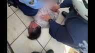 【独自】刃物男の確保の瞬間　近くに包丁も　包丁持ち男性追いかけ…現行犯逮捕　酒に酔っていたか　けが人なし　東京・世田谷区