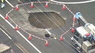｢ドーンという音がした」道路の“真ん中”が陥没　下水管の損傷で直径5ｍ深さ3m…けが人なし　新潟市