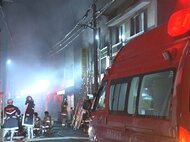 19歳男性が喉をやけどし軽傷…夜の住宅街で木造住宅4棟焼ける火事 火元の住宅に住む2人を搬送